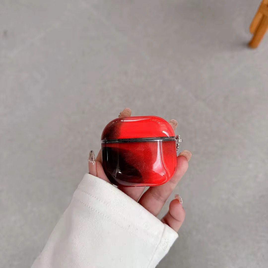 Coque rouge en main