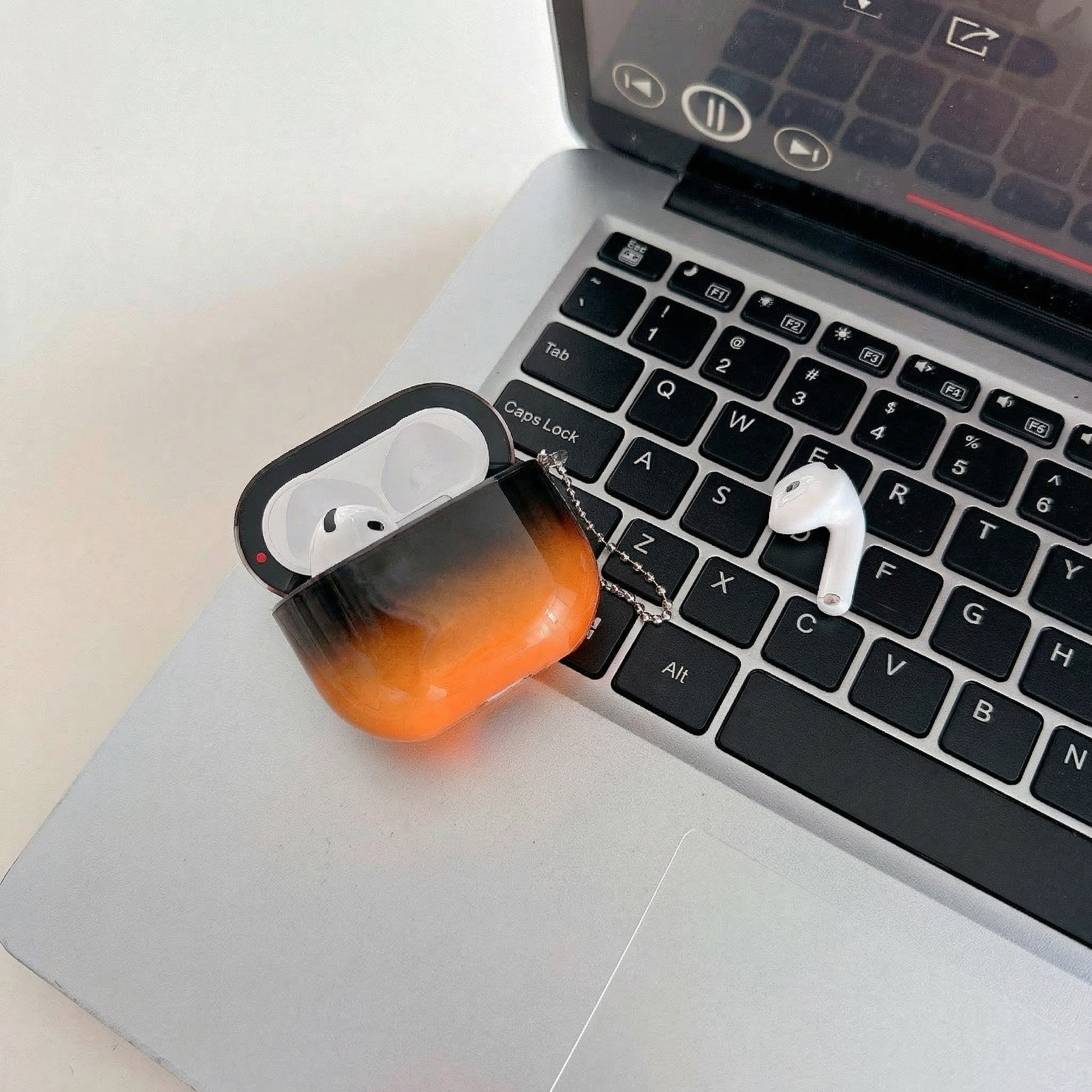 Funda NOIR naranja en uso