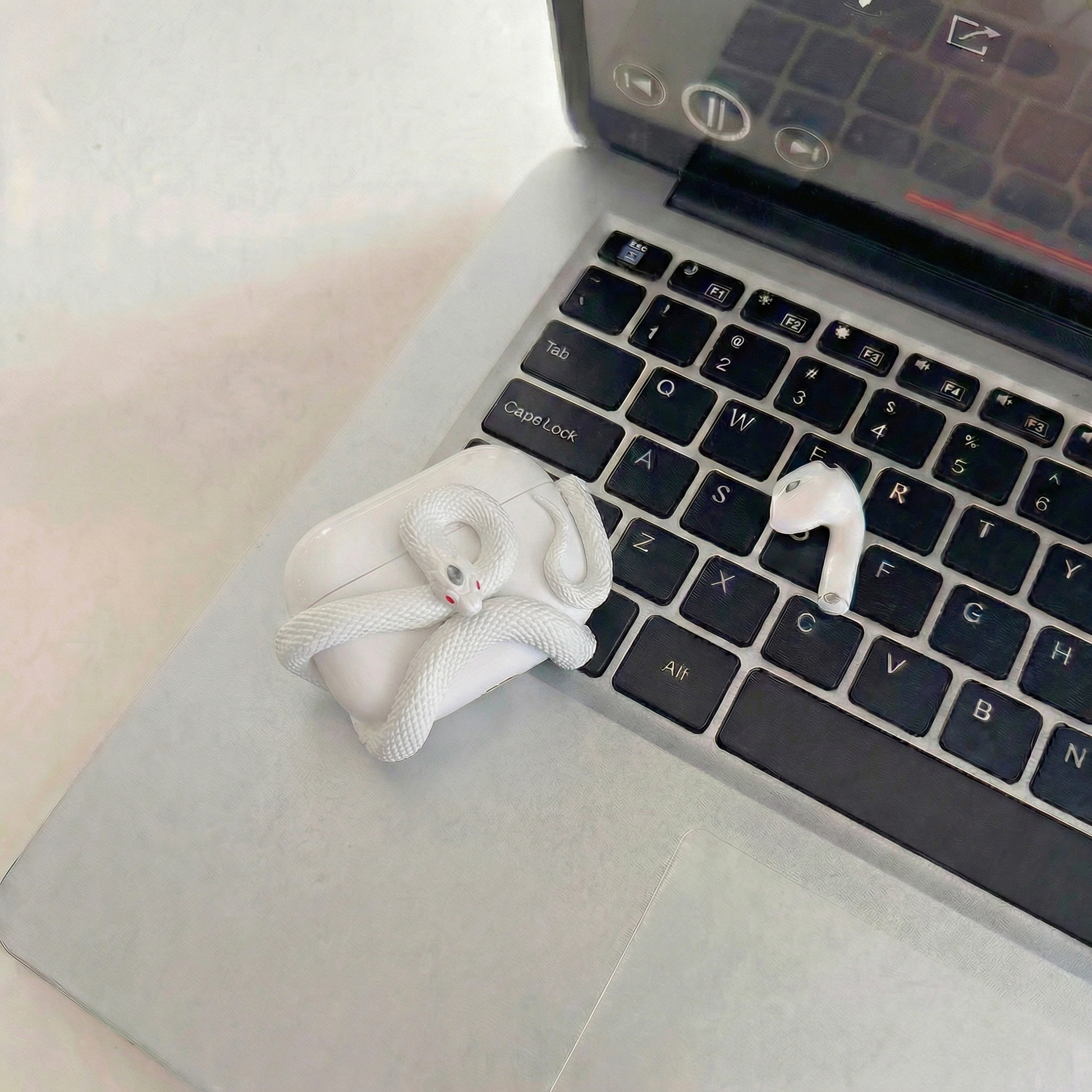 NØIR WHITE SERPENT CASE