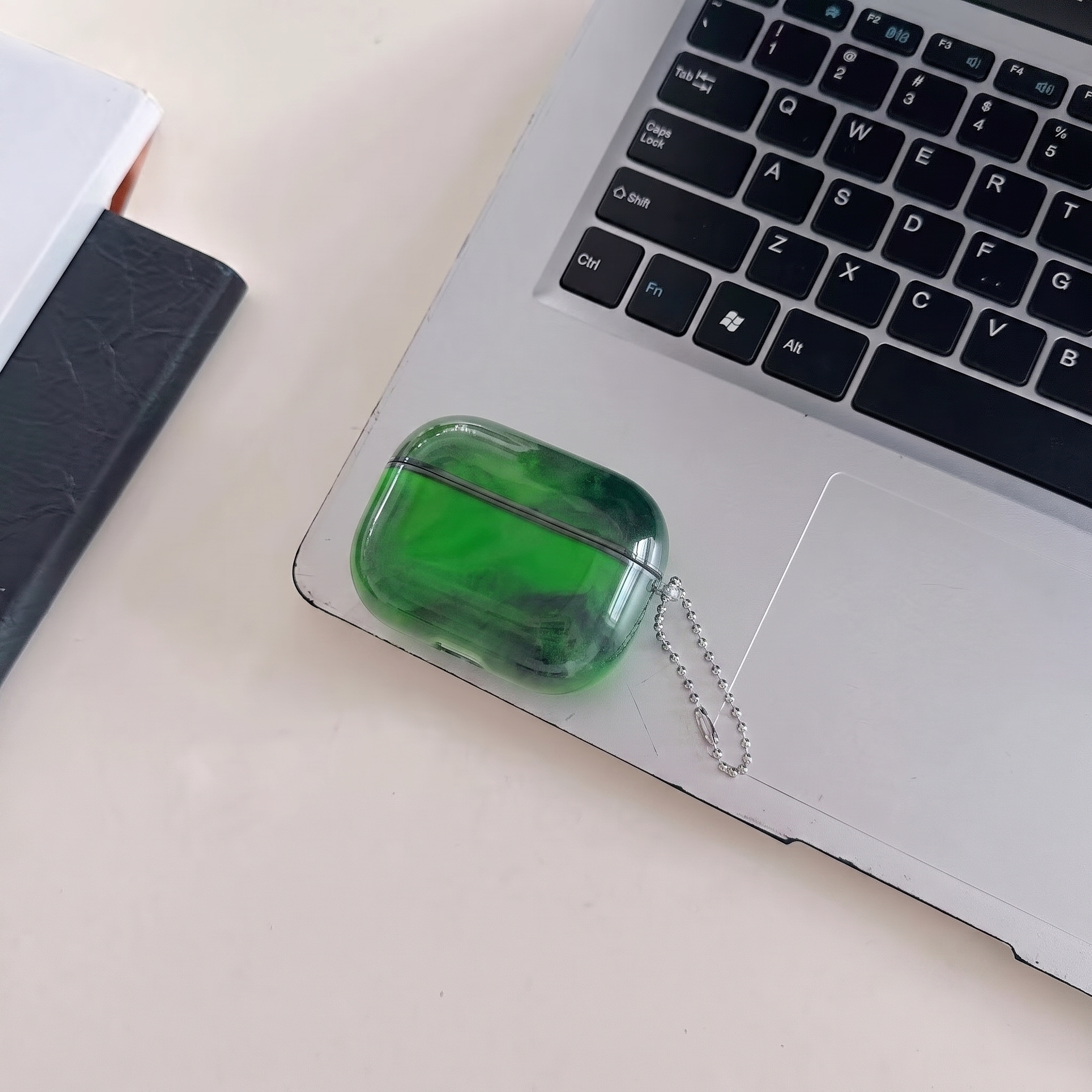 Funda NOIR verde en la mano en oscuridad